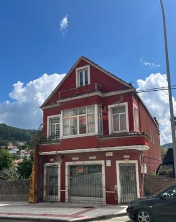 Casa de 263 m<sup style='color: #000;'>2</sup> con 4 habitaciones y 1 baños en Jubia.