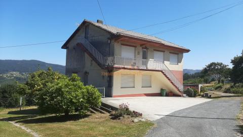 Casa de 390 m<sup style='color: #000;'>2</sup> con 6 habitaciones y 2 baños en Doso.