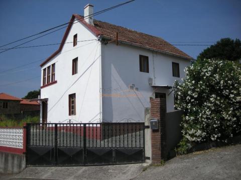Casa de 142 m<sup style='color: #000;'>2</sup> con 4 habitaciones y 2 baños en Pedroso.