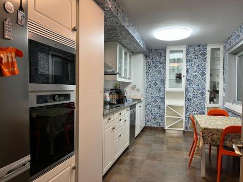 Piso de 145 m<sup style='color: #000;'>2</sup> con 3 habitaciones y 3 baños en Alto del Castaño.