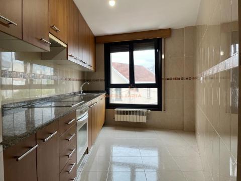 Piso de 100 m<sup style='color: #000;'>2</sup> con 3 habitaciones y 2 baños en Perlío.